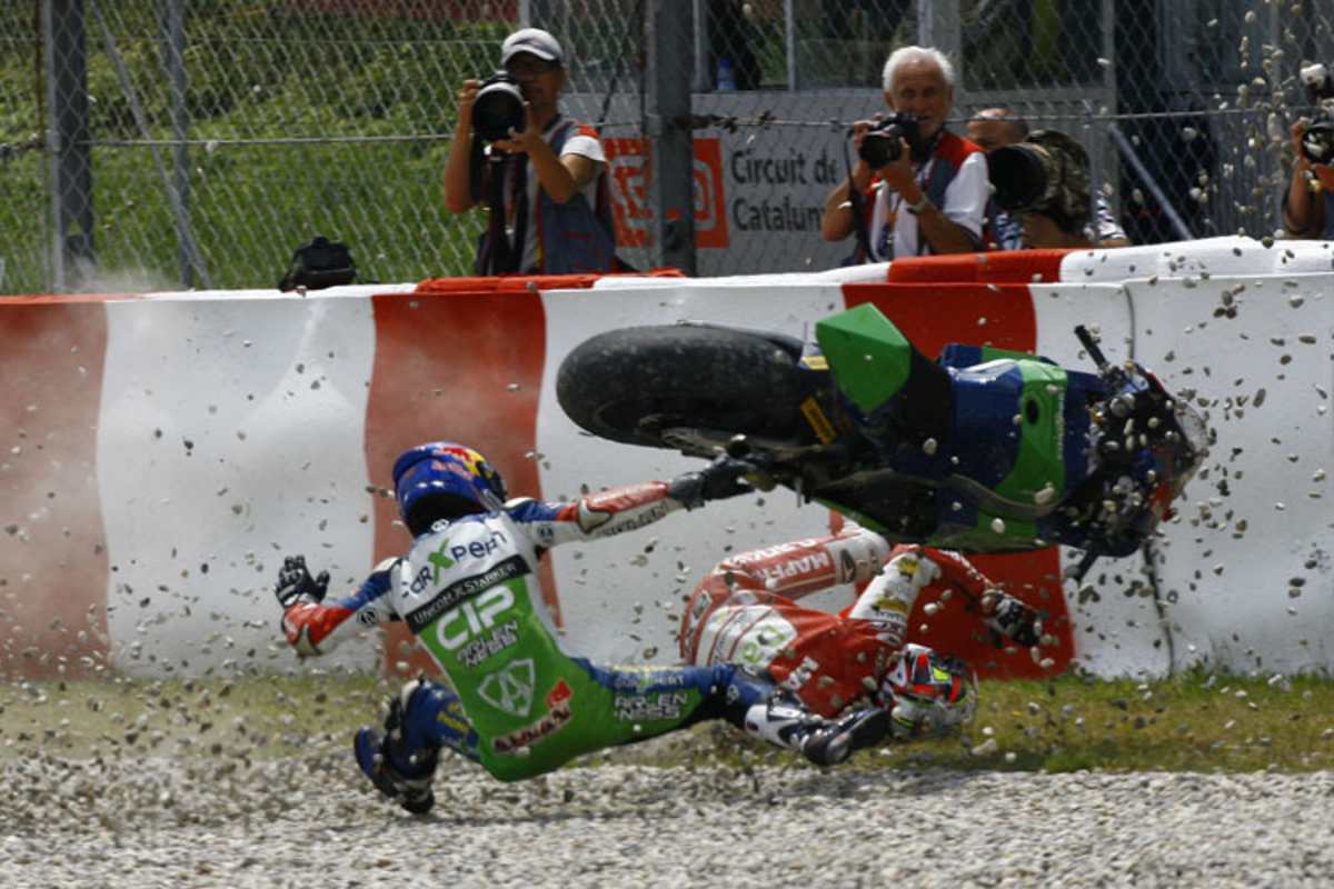 Beide Fahrer prallen am Ende in die Streckenabschrankung