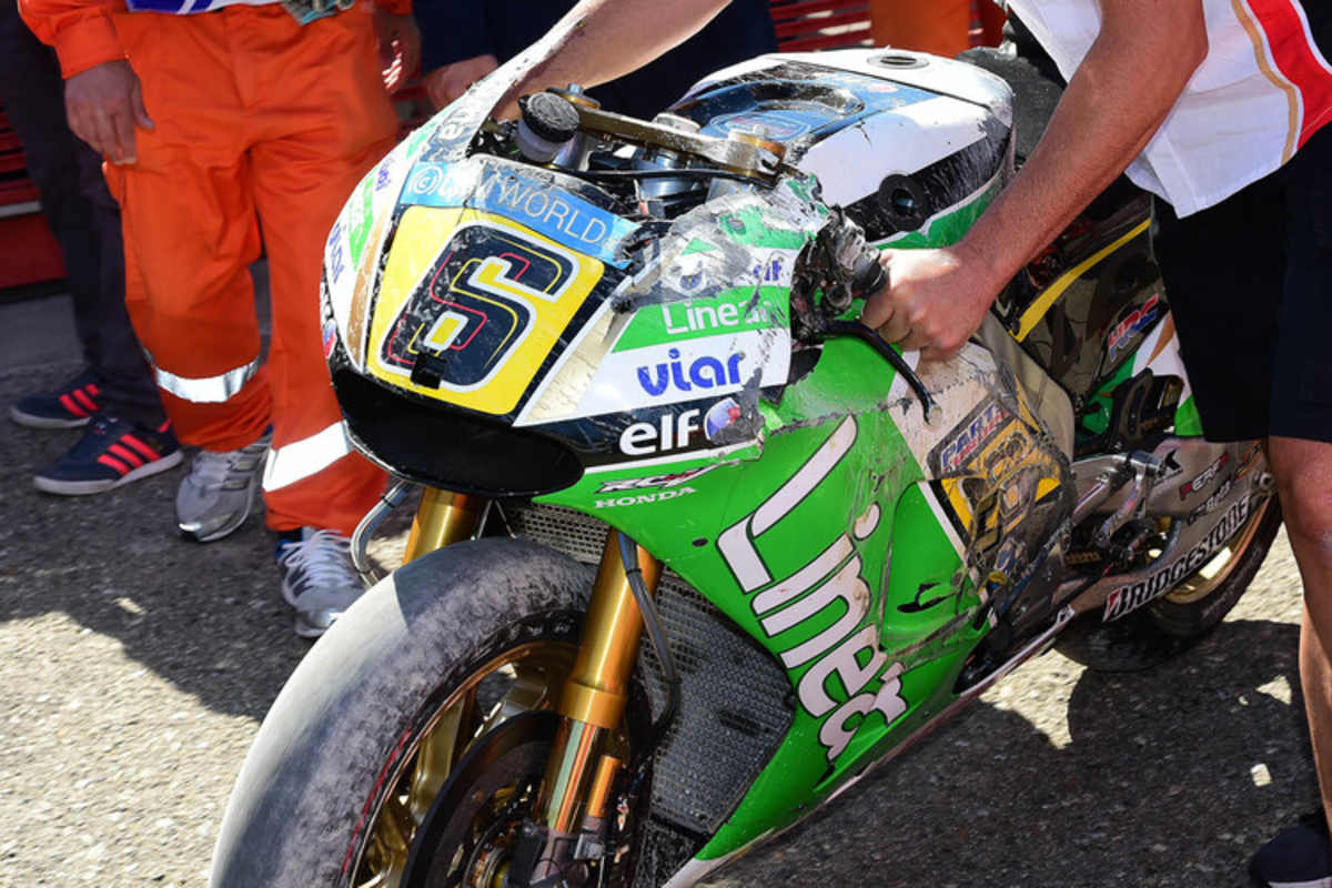 Die demolierte Honda von Bradl nach dem Warm-up