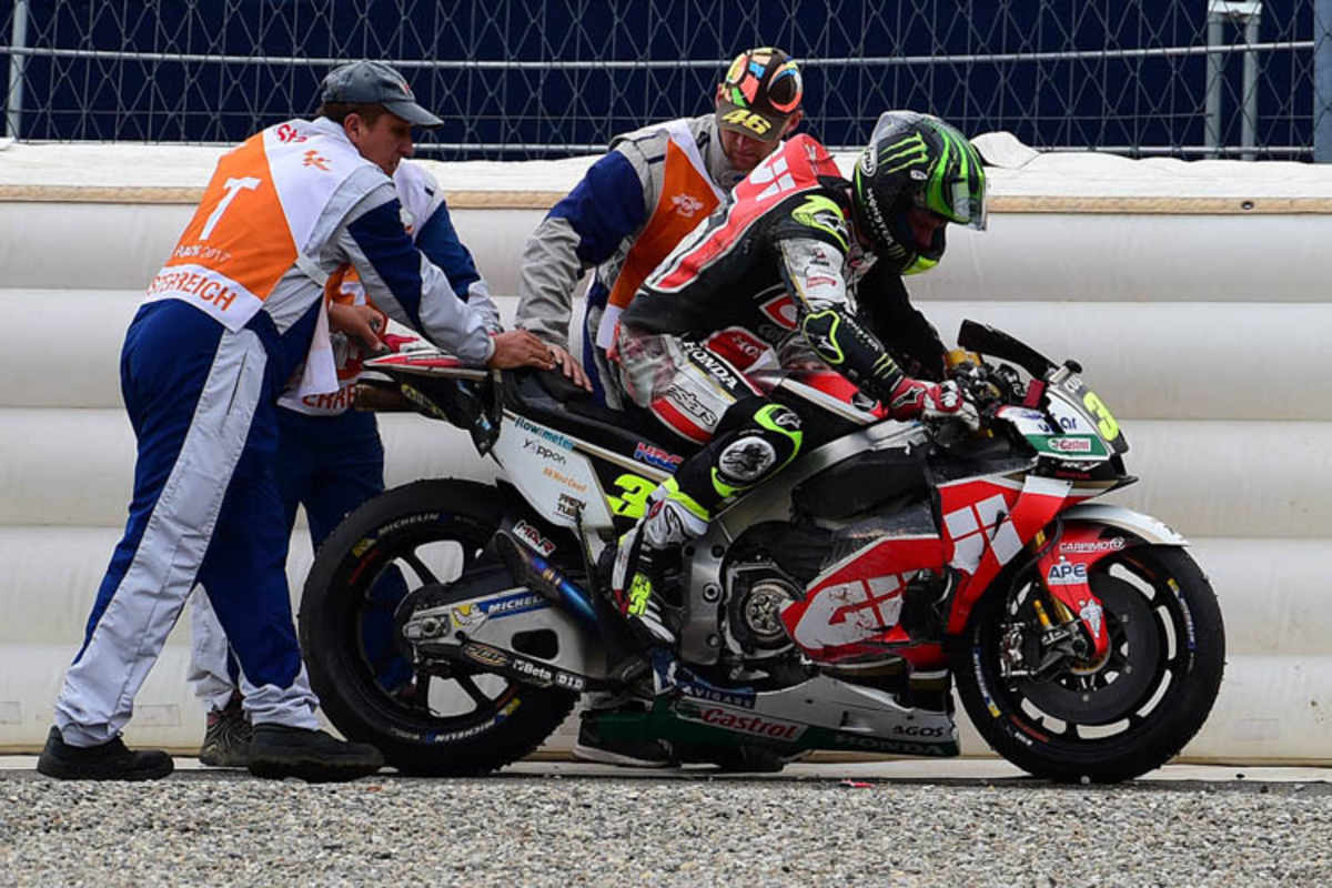 Cal Crutchlow nach dem Crash