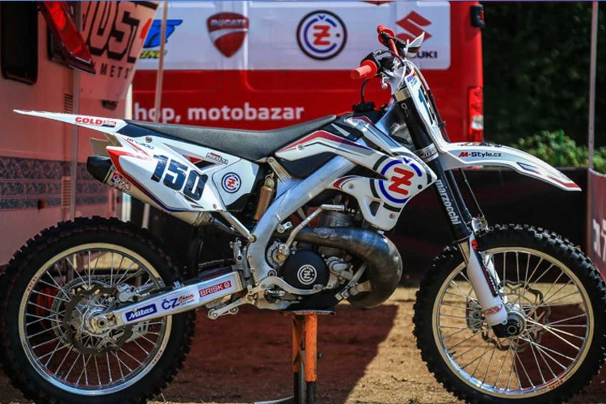 Die weiße 300er Zweitakt-ČZ in Loket