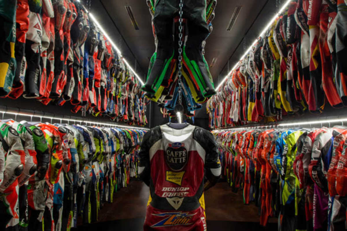 Kernstück der Ausstellung sind mehr als 500 gebrauchte Lederkombis 