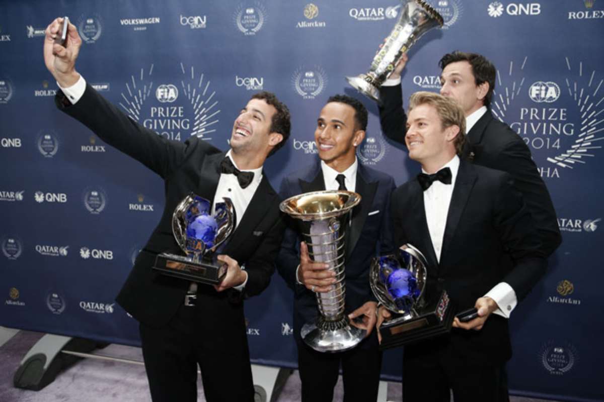 Und noch ein Selfie fürs Familien-Album der Formel 1: Daniel Ricciardo mit den Formel-1-Überfliegern von Mercedes