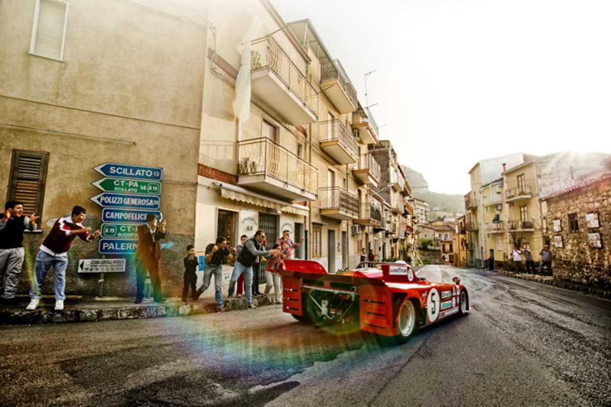 EvolutionsGegenschuss, Cerda heute: Wo die Tifosi einst Fäuste gereckt und Fahnen geschwenkt haben, knipsen sie heute kollektiv mit ihren Smartphones