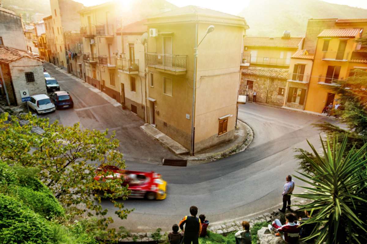 Schuss: Strassenszene aus Cerda – fast wie damals, wenn man die in der Nebenstrasse geparkten Fiat Punto und den Panda durch zeitgenössische 500er oder 124er ersetzt