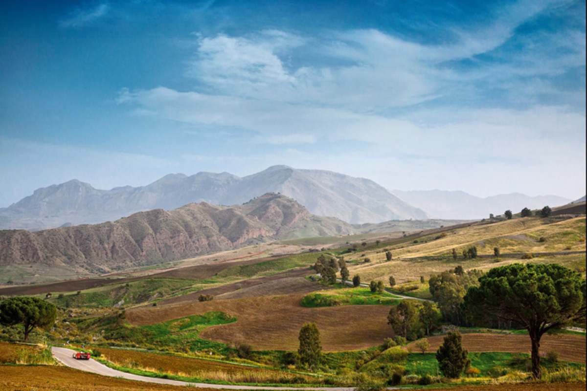 Kaum 700 Kilo treffen auf 400 PS, dazu ein Fahrwerk auf der Höhe der damaligen Kunst