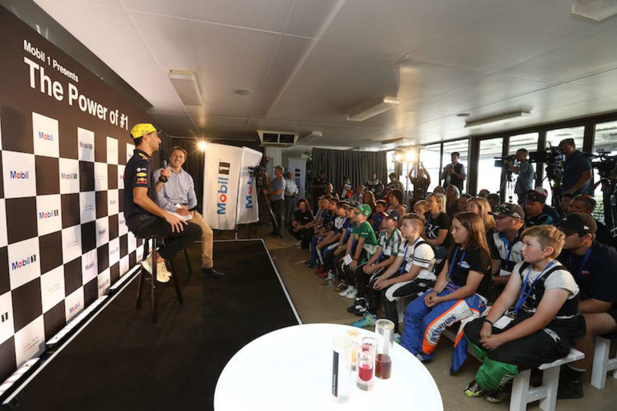 In einer speziellen Pressekonferenz stellte er sich den Fragen der jungen Talente  