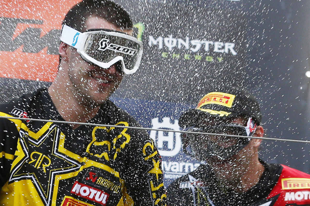 Sektdusche auf dem Podium: Das Suzuki-Team feiert seinen Erfolg