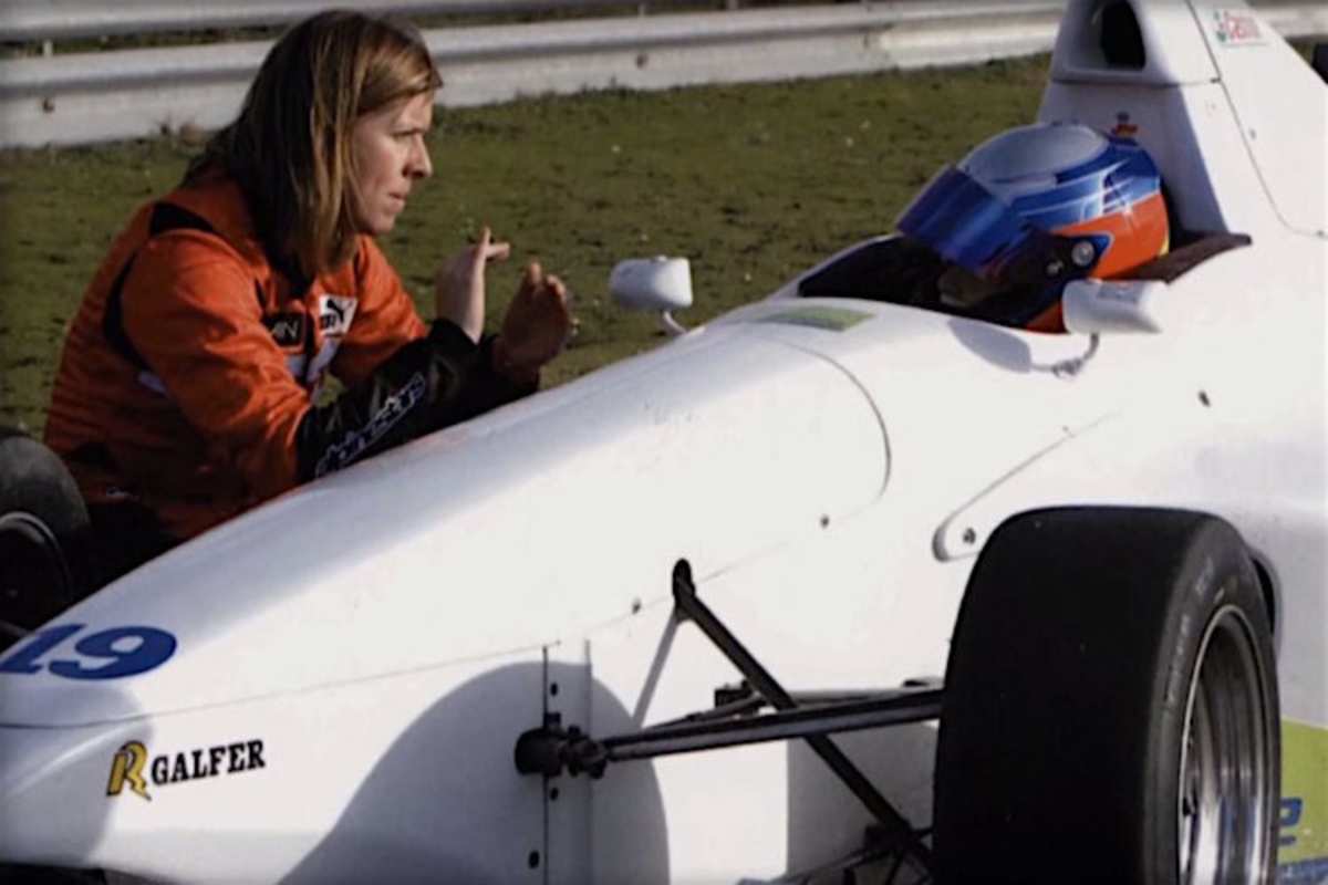 María am Wagen des jungen Sainz