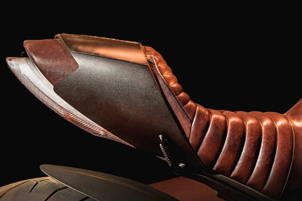 Sitzbank samt Abdeckung als stilistisches Meisterwerk 