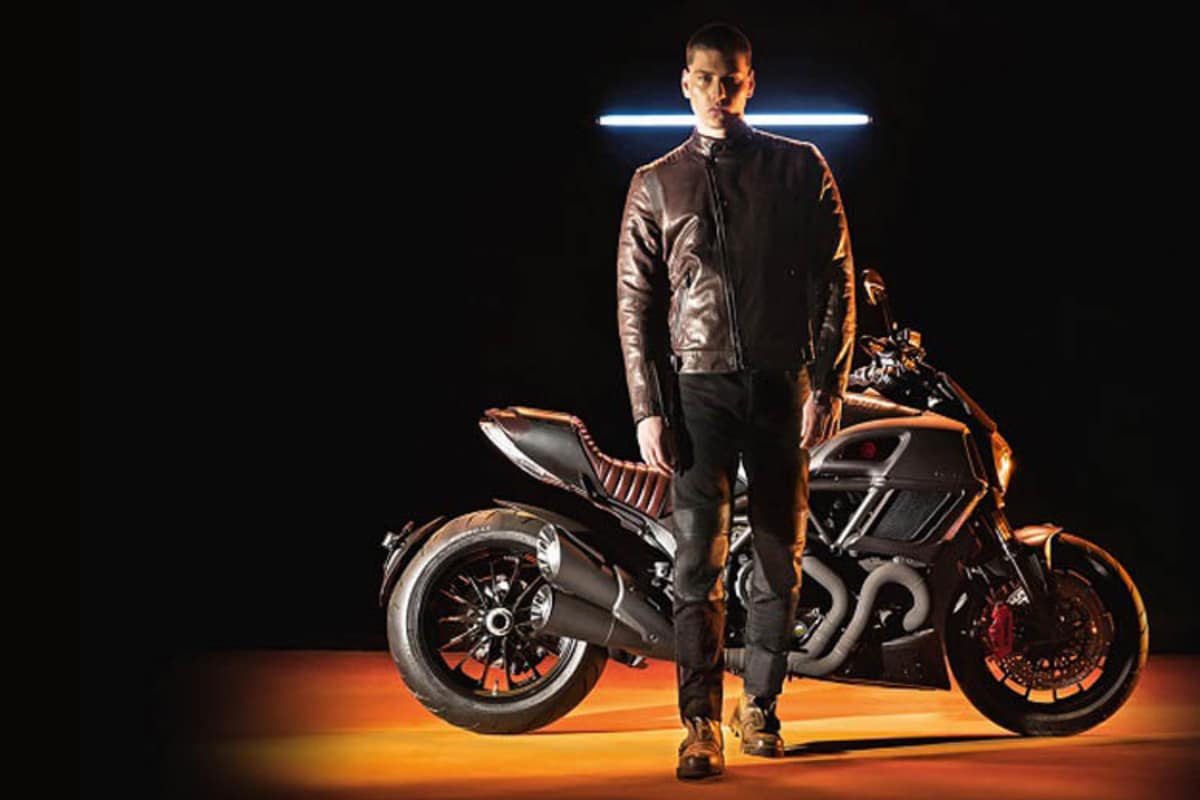 Diesel steuert die Capsule Collection bei – damit sich die Käufer dieses Motorrads auch adäquat einkleiden können.