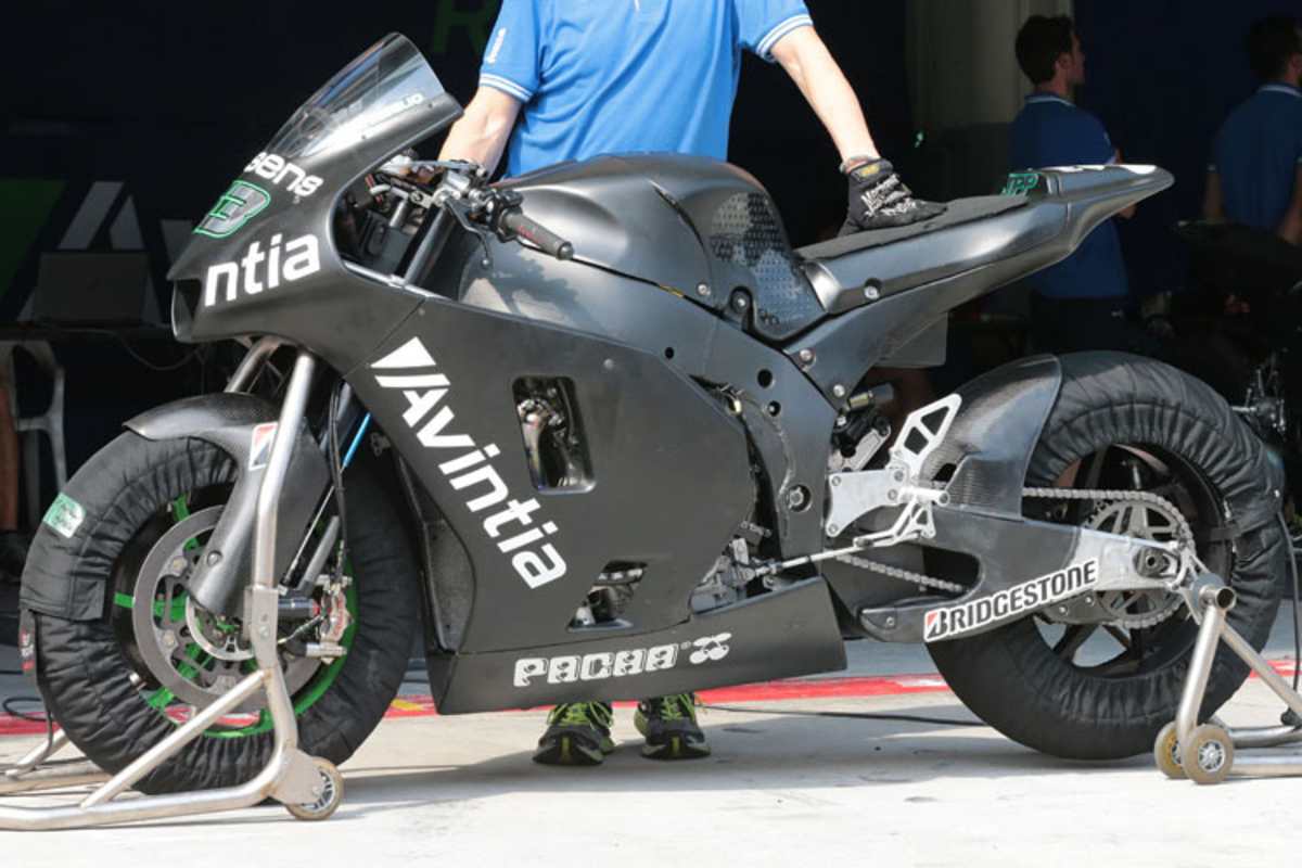 Kein Kawasaki-Logo weit und breit: Die «Avintia» von di Meglio in Sepang