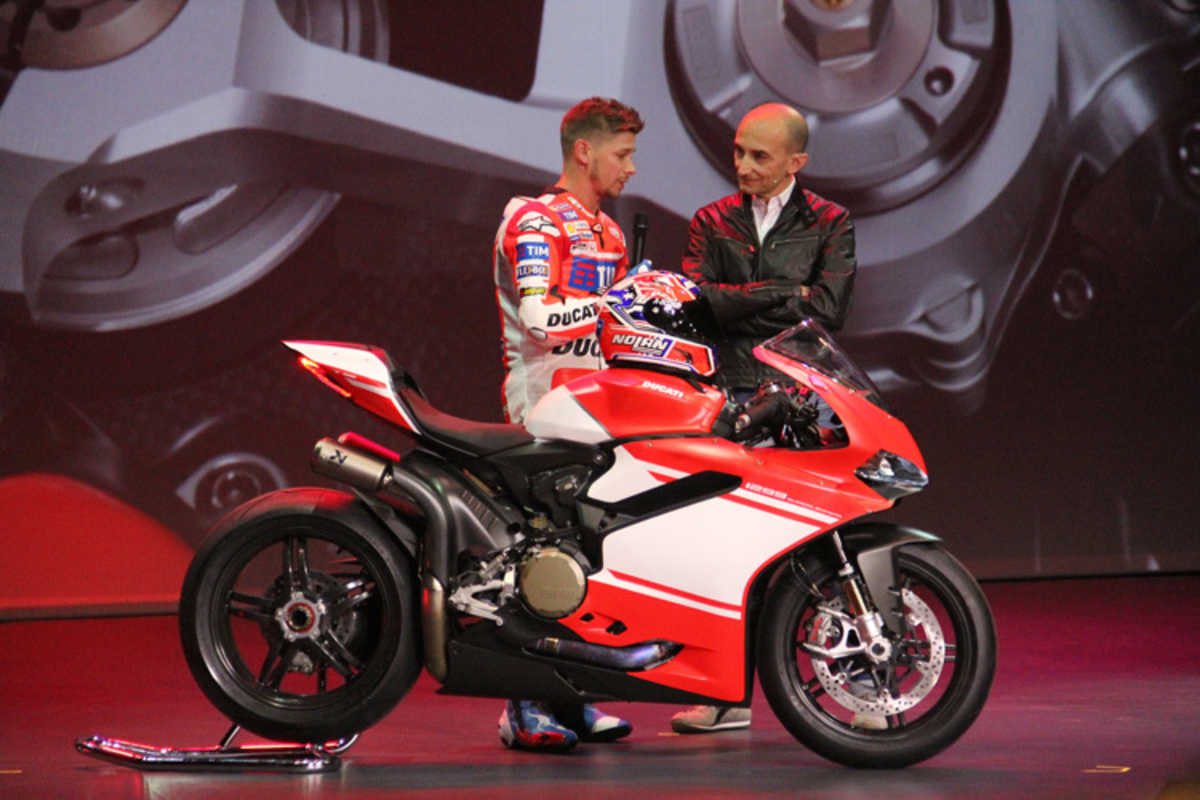 Casey Stoner fuhr die 1299 Superleggera aus die Bühne und ergänzte die Ausführungen von Claudio Domenicali mit Aussagen zu seinen Fahreindrücken