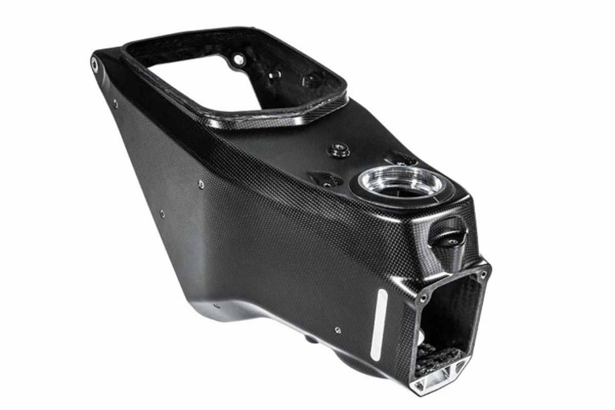 Das Chassis besteht aus drei Carbonteilen, die am Motor verschraubt oder gelagert sind: Airbox/Lenkkopf, Heck und Einarmschwinge. Ducati verspricht 156 kg trocken