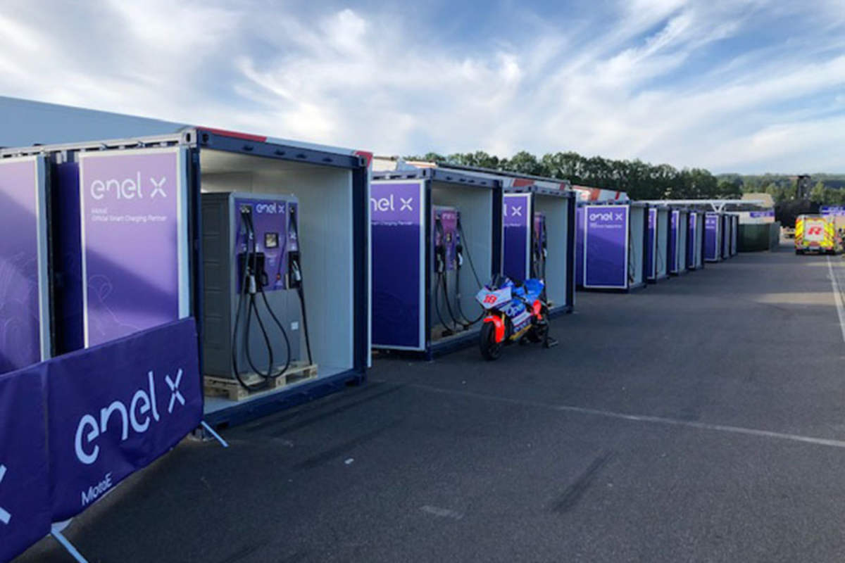 Zehn Ladestationen mit Diesel-Generatoren