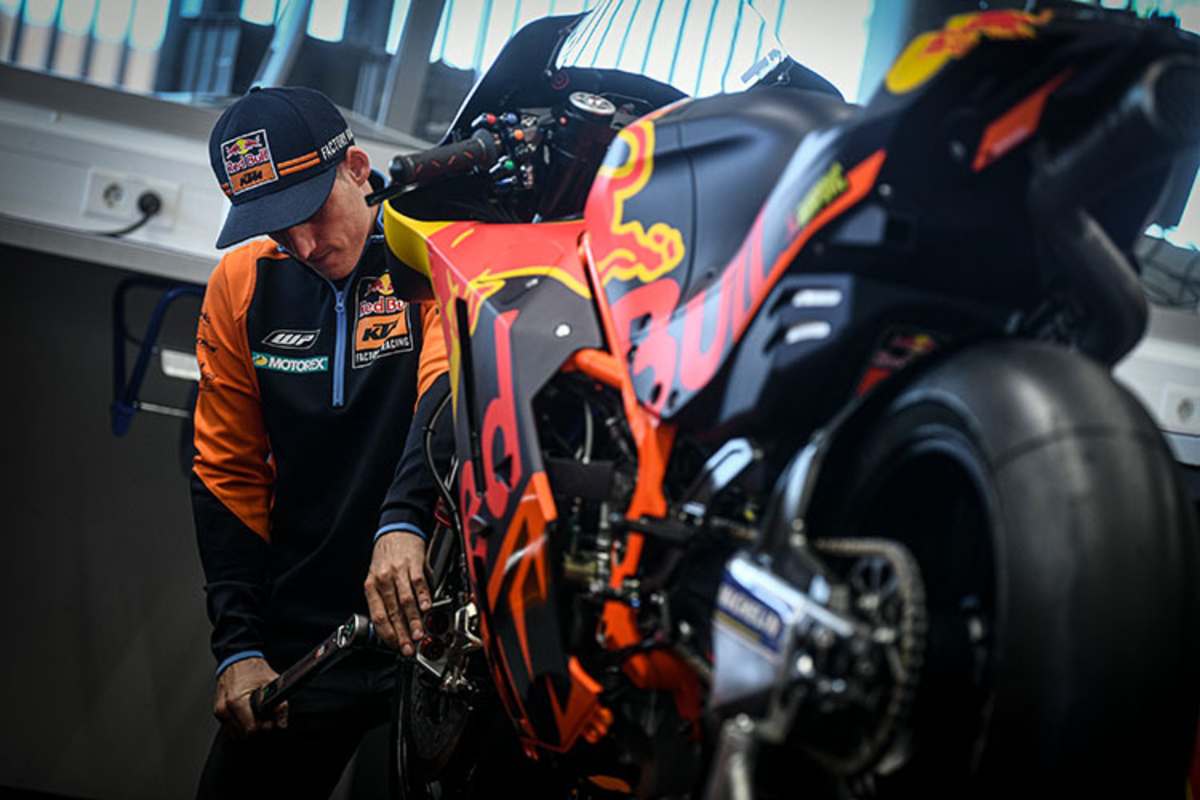 Pol Espargaró beim Einbauen des Vorderrads