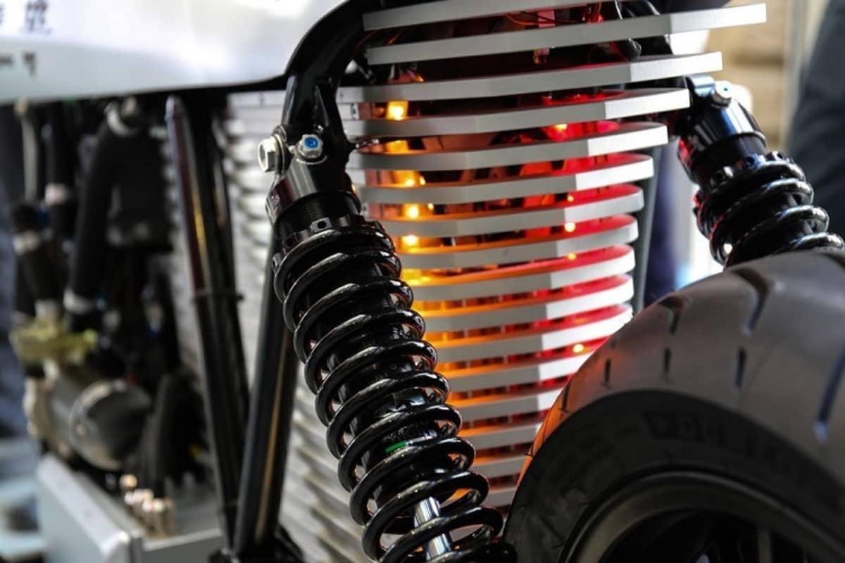 Ausgeklügelte Batteriekühlung, konventionelle Hinterradführung