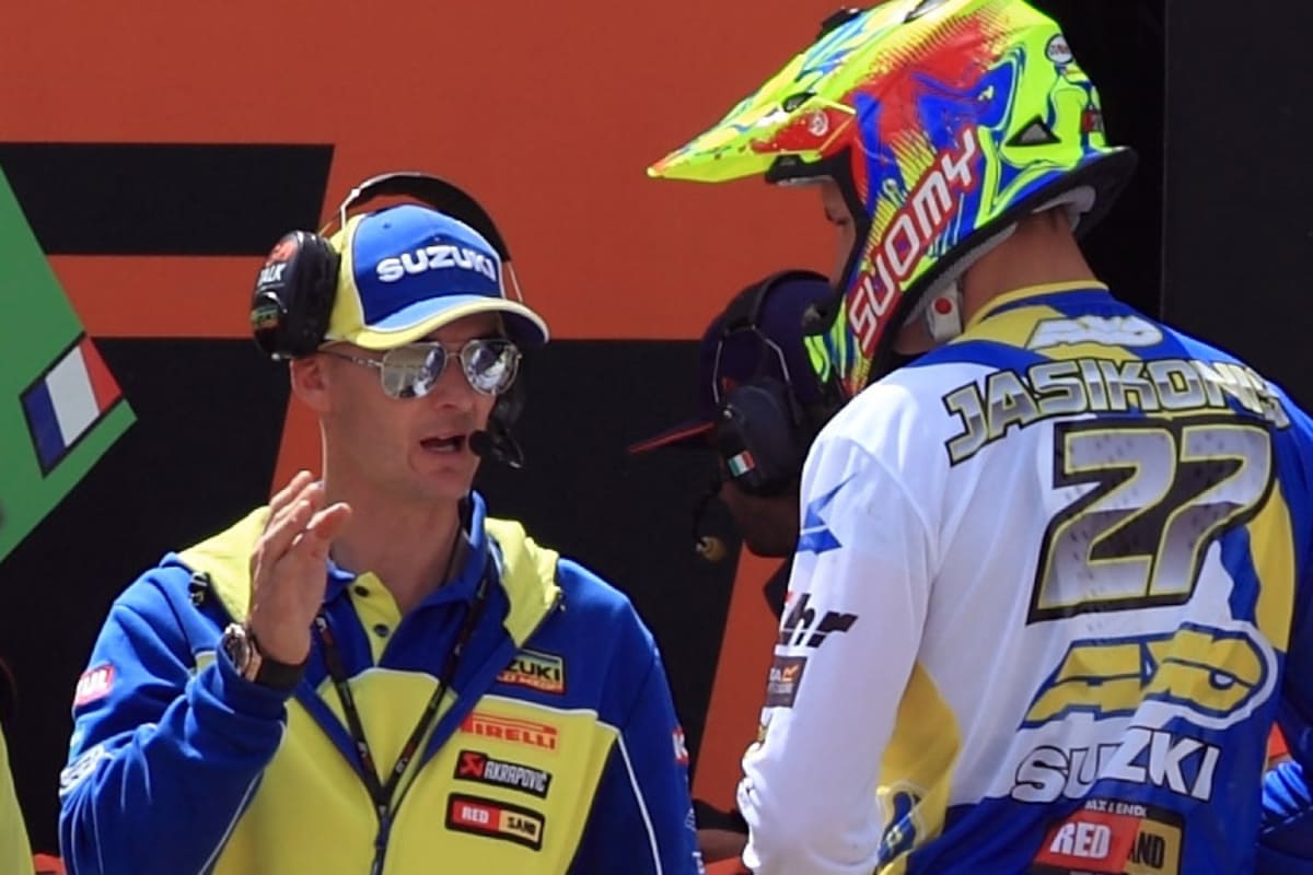 Letztes briefing von Stefan Everts für Arminas Jasikonis vor dem Rennen in Trentino