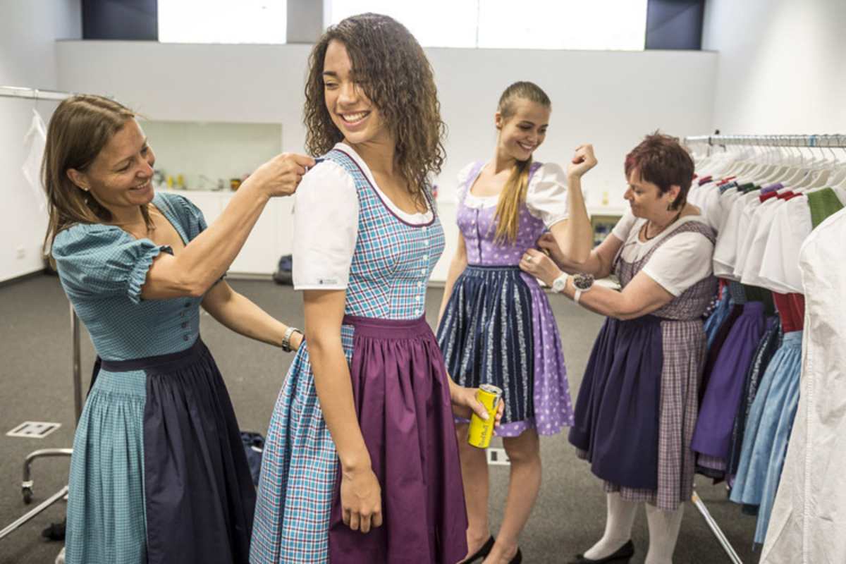 Die Formula Unas absolvierten auch die Anprobe der Dirndl