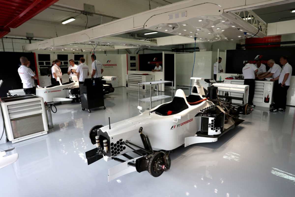 Die FOM-Box in Barcelona mit den beiden Zweisitzern