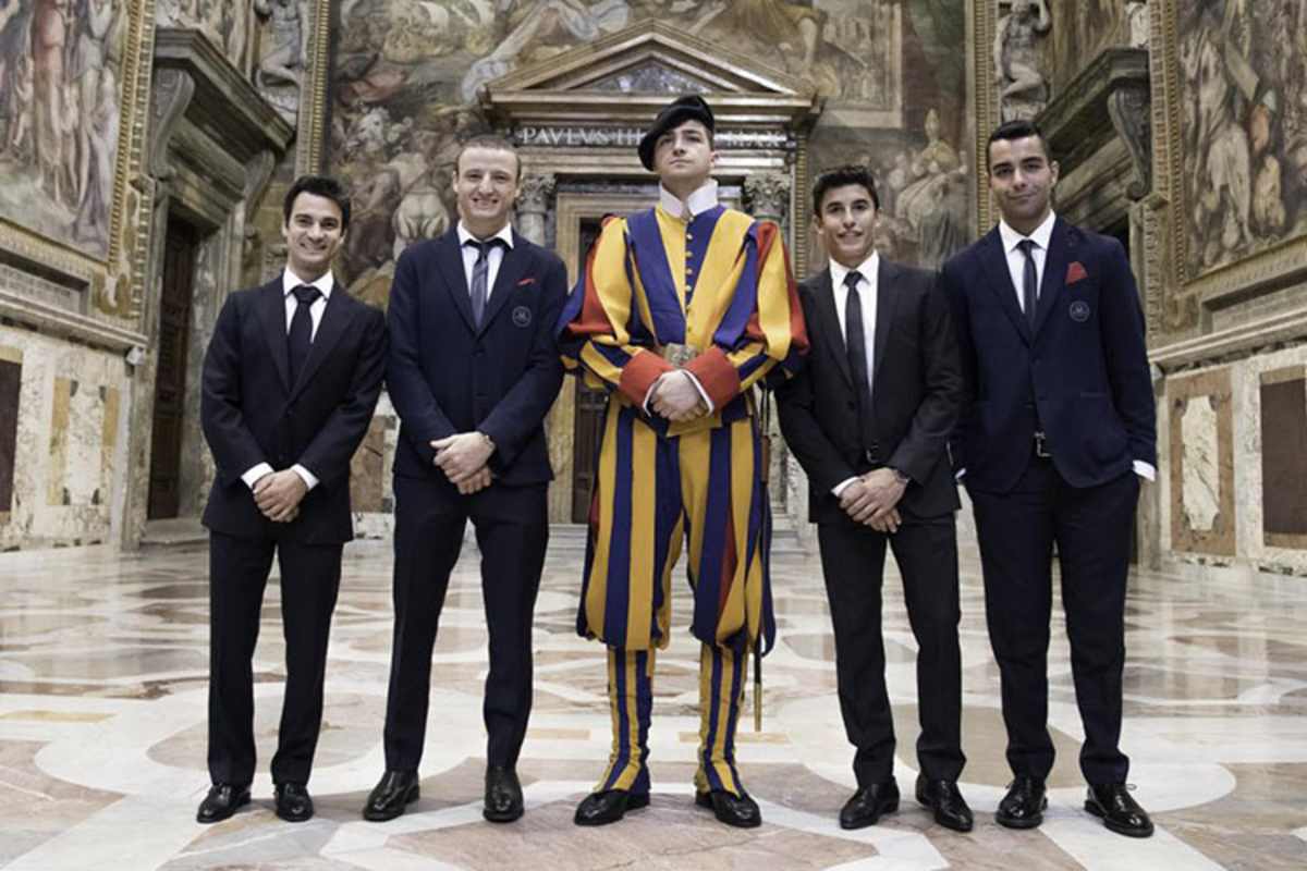 Die MotoGP-Piloten mit einem Vertreter der päpstlichen Schweizergarde