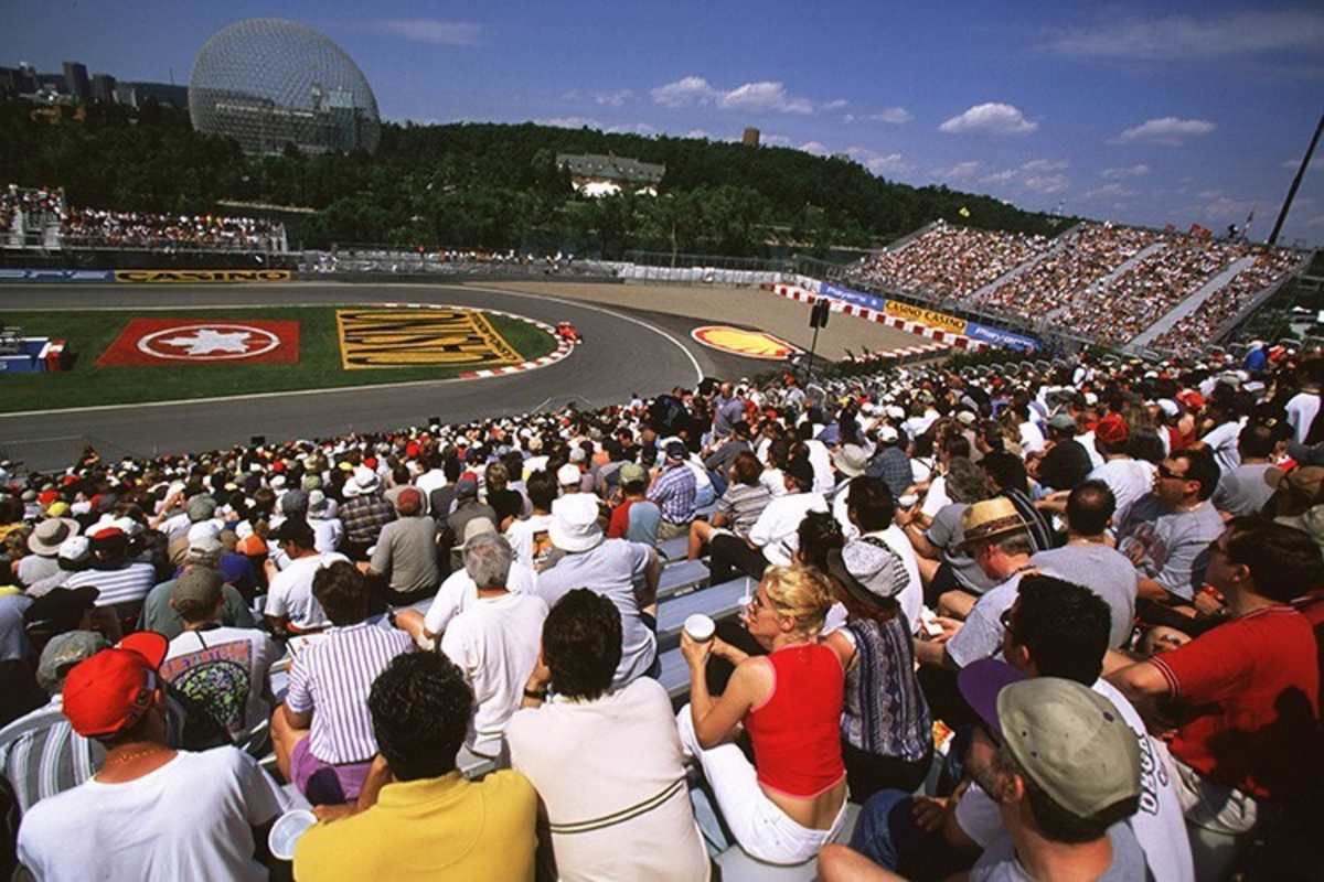 Volle Hütte in Kanada, hinten die Biosphäre