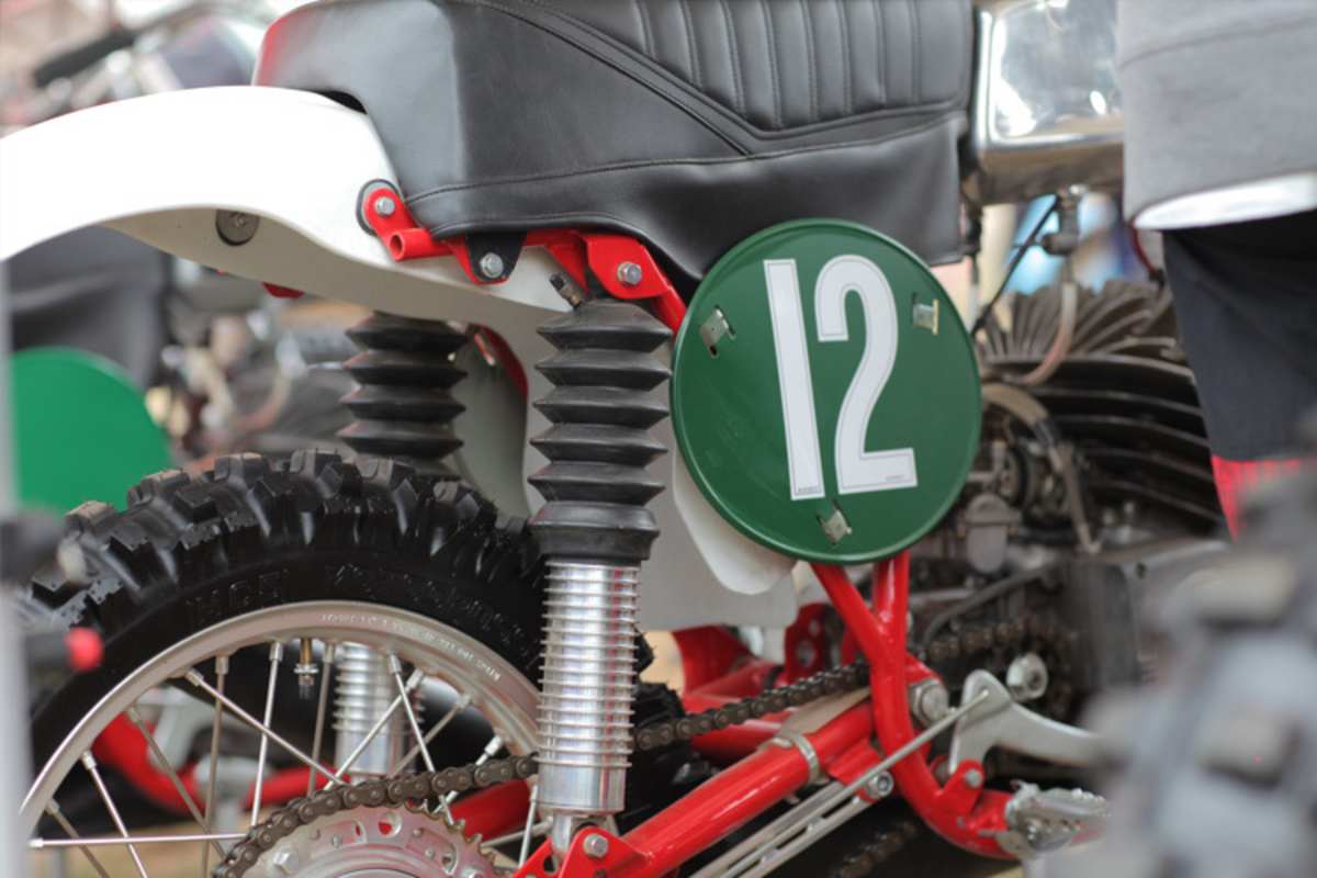 Markenzeichen der ČZ waren die damals eingeführten Luftfederelemente - die Technologie kehrte vor wenigen Jahren in den Motocrosssport zurück und verursachte damals wie heute Probleme