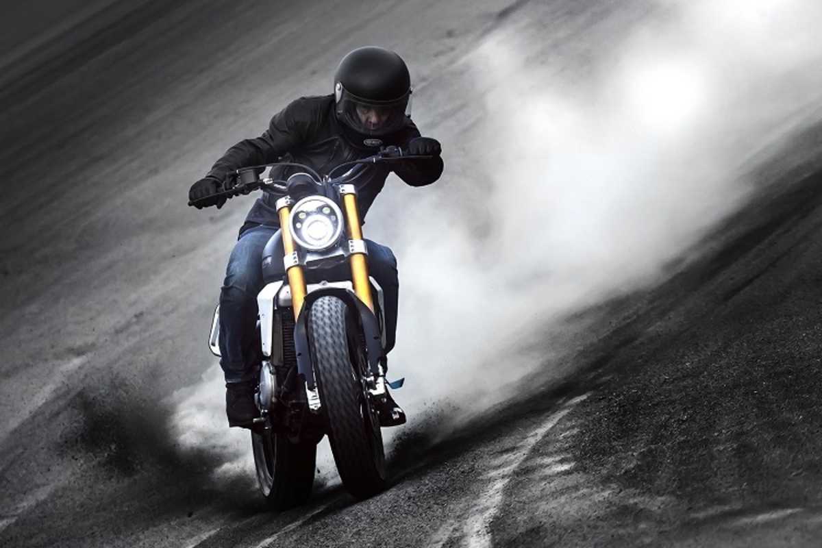 Kurze Bedienungsanleitung zur Fantic Flat Track: Go fast, turn left. Repeat.