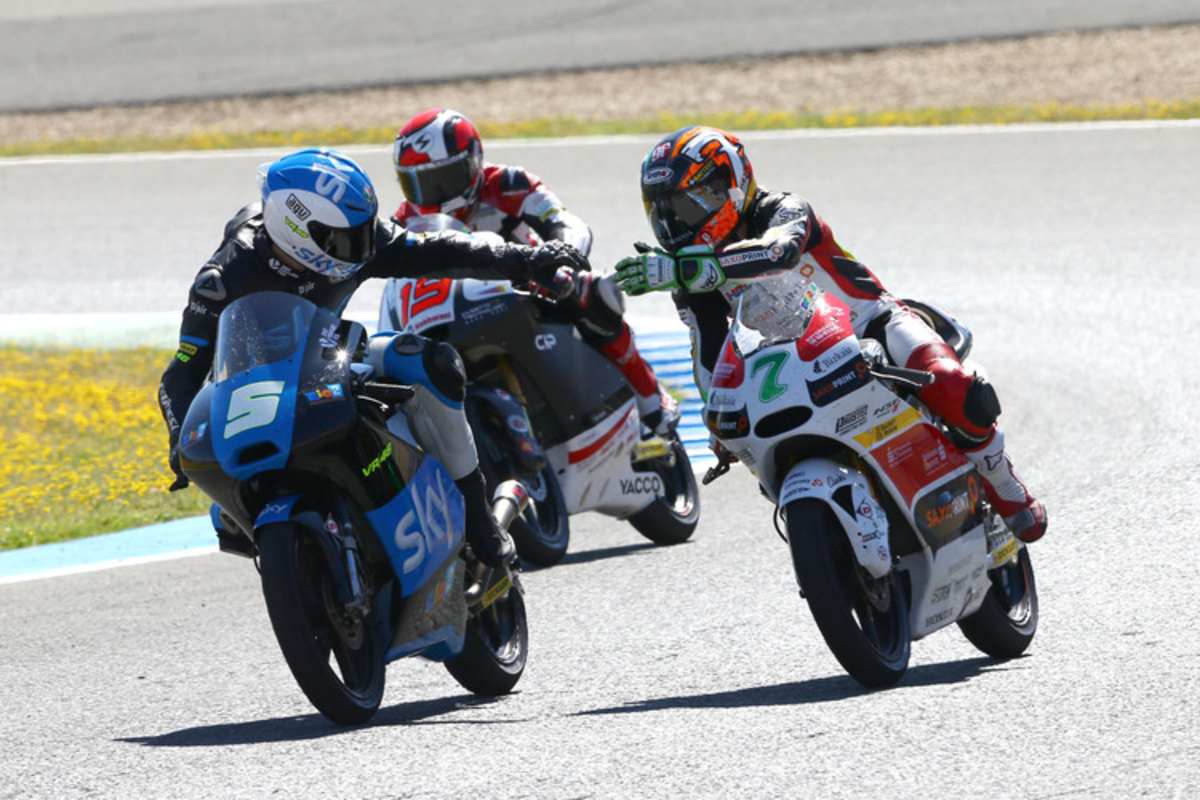 Auslaufrunde in Jerez: Sieger Fenati (5), Efren Vazquez (7) gratuliert