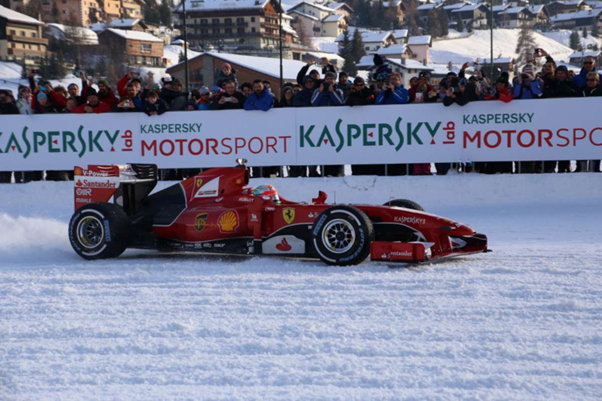 Ganz Livigno versammelte sich am Pistenrand, um die spektakuläre Ferrari-Fahrt mitzuerleben