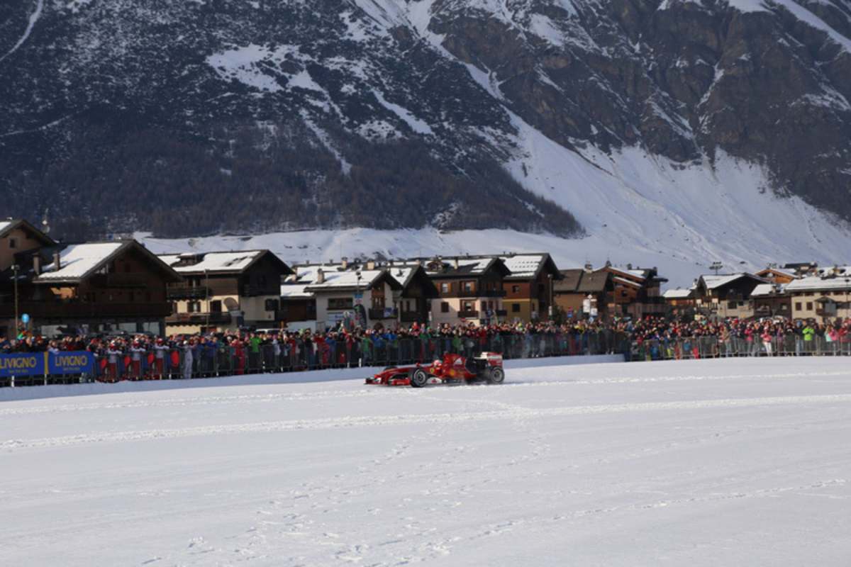 Ein ungewöhnliches Bild: Ein Formel-1-Renner auf Schnee