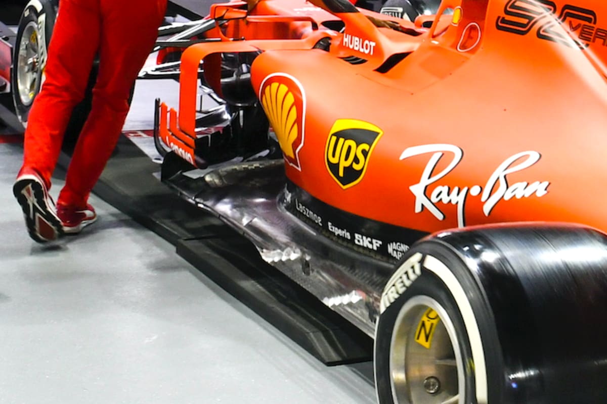 Schlitze im Unterboden vor den Hinterrädern