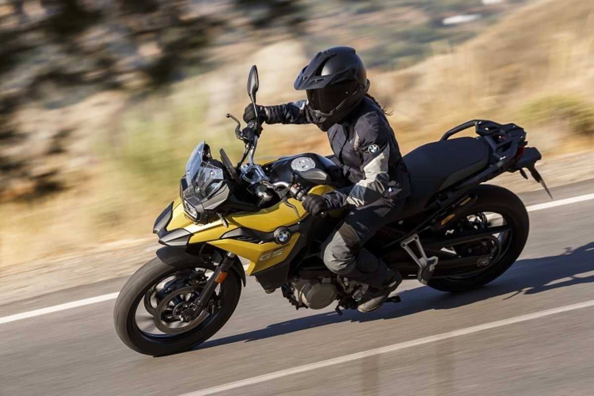 BMW F 750 GS: Mit 19er Voderrad und moderaten Federwegen eher auf der Strasse im Element