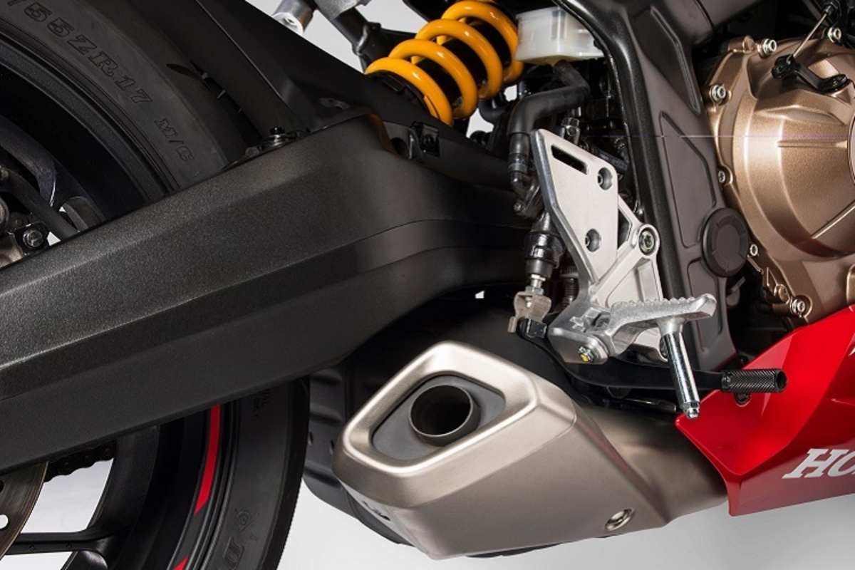 Elegant geformte Schwinge aus Aluguss und ein Federbein mit 7-facher Einstellmöglichkeit der Federvorspannung