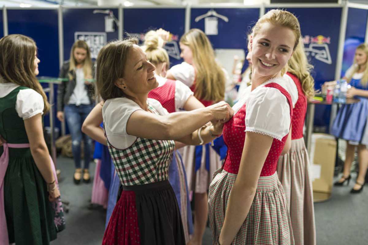 In Spielberg durften die Formula Unas in ihre Dirndl schlüpfen