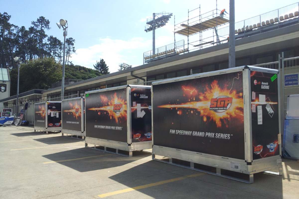 Zu Übersee-Rennen wird das Material in solchen Boxen verschickt