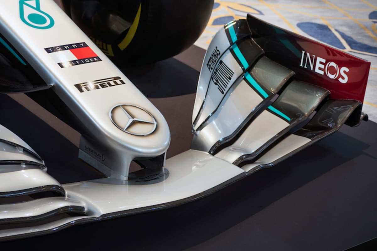 Auf dem Frontflügel ist der Ineos-Schriftzug zu sehen