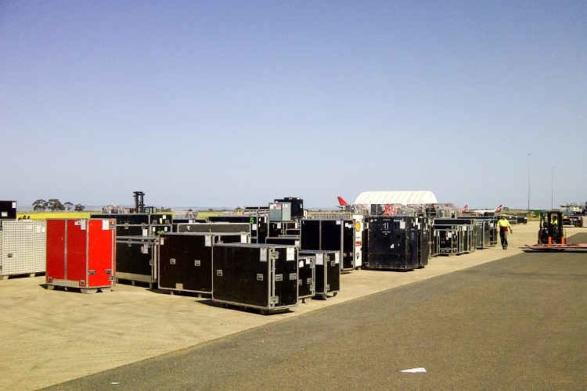 Die Fracht-Container auf dem Rollfeld