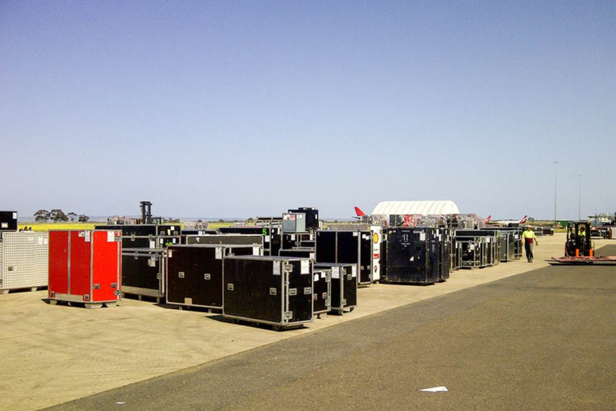 Die Fracht-Container auf dem Flugfeld