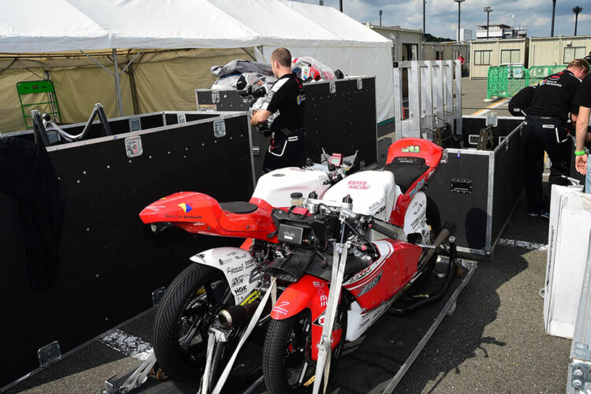 Japan-GP: Die beiden Kalex-KTM des Kiefer-Teams werden ausgegepackt