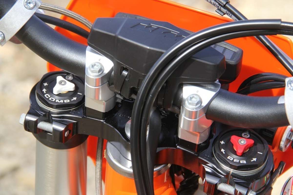 Neuer Endurolenker für bequemere Stehposition, Zug- und Druckstufe der Gabel einfach von oben einstellbar 