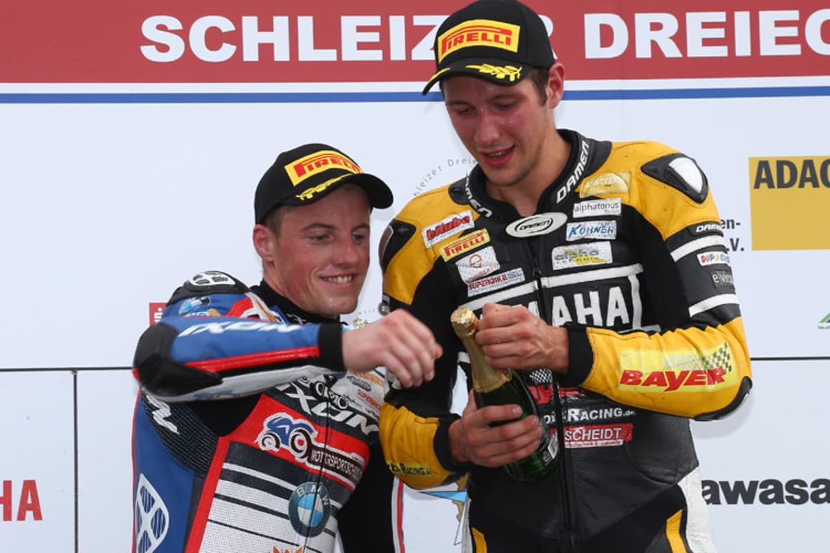 Gines (li.) assistiert bei der Getränkefrage