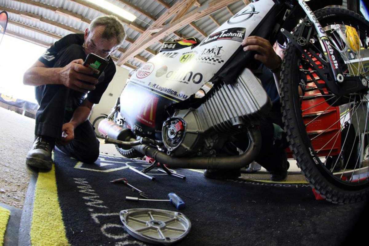 Tuner Marcel Gerhard mit einem seiner GTR-Motoren