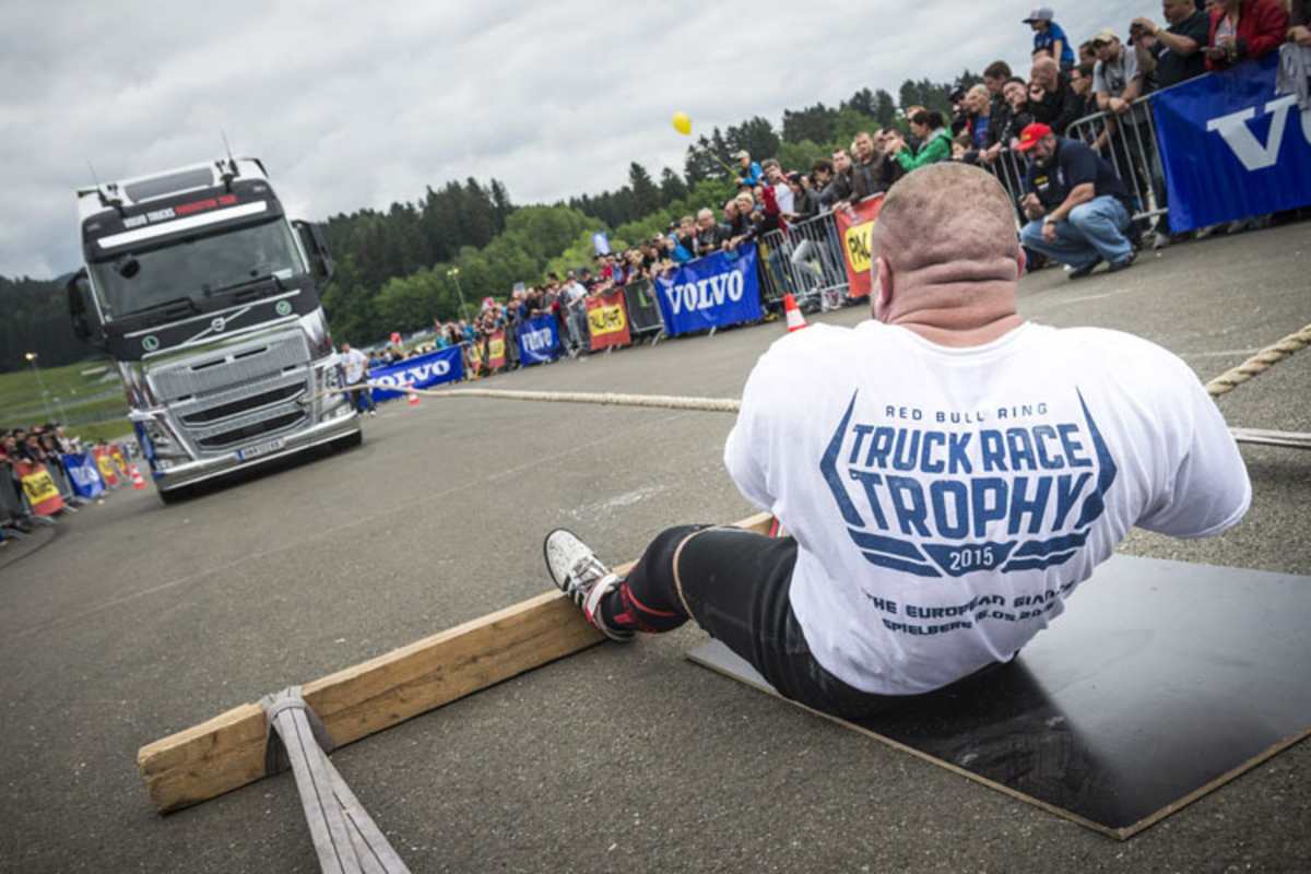 Kraftakt: Die Giants sorgen mit ihrer Muskelkraft für Unterhaltung