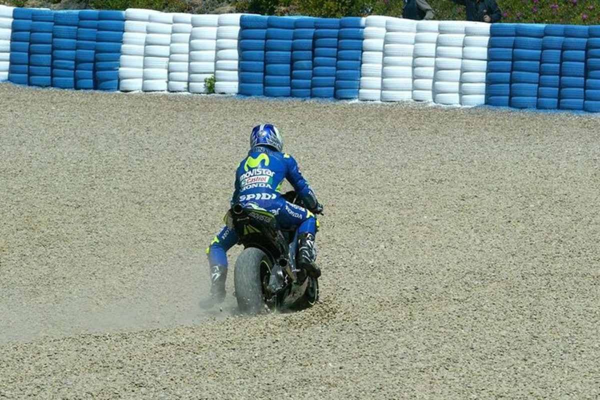 Gibernau landete in Kies, Rossi siegte