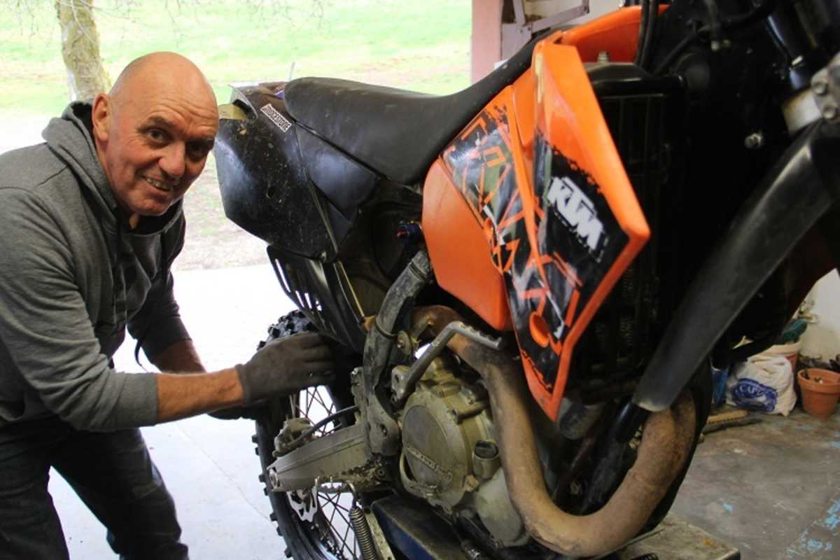 Fühle mich geehrt: Gilles Salavador baut meinem Motorrad ein Glasson-Federbein ein