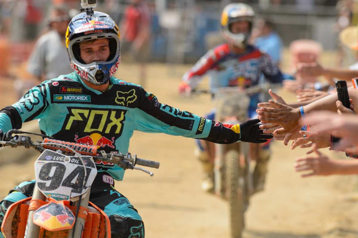 Ausgelaugt am Rennende, «shake hands» für die Fans