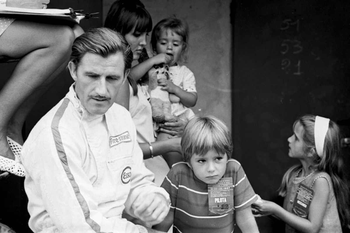 Graham und Damon Hill in Monza 1967: Man beachte, was auf dem Eintrittspass von Damon steht ...