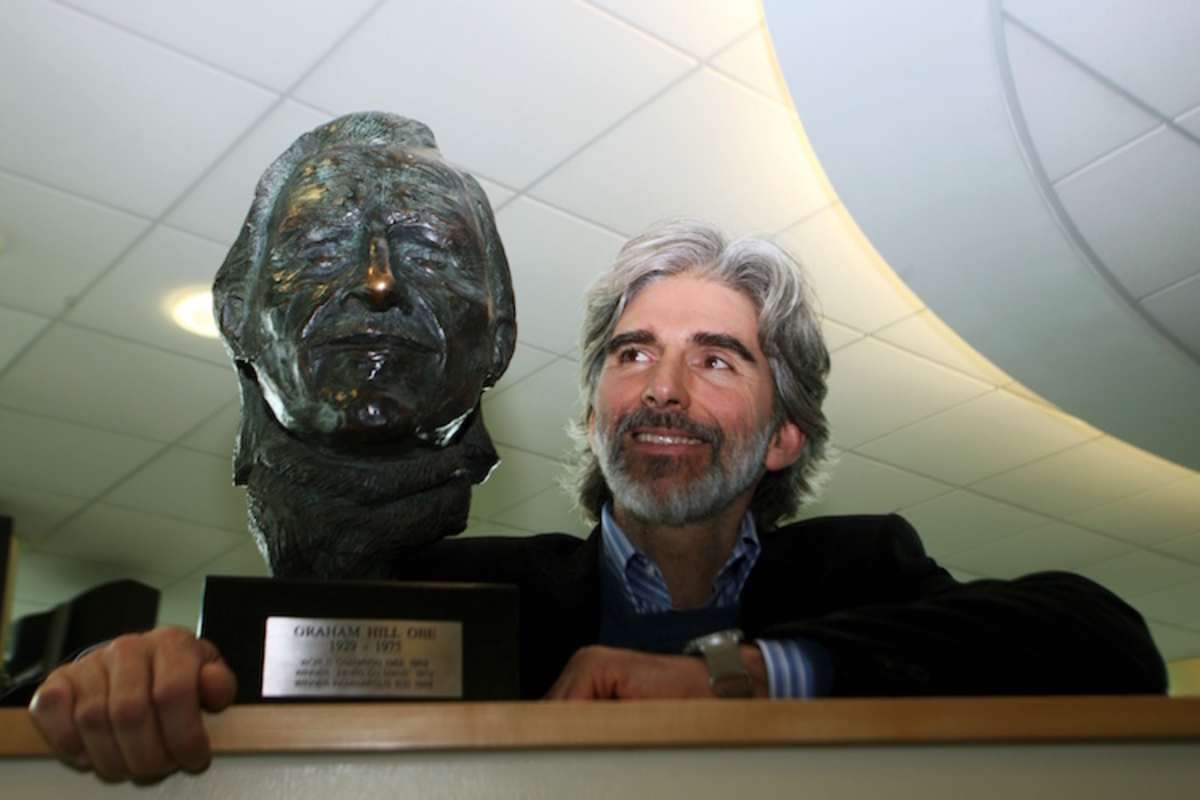 Damon Hill mit einer Büste seines Vaters Graham