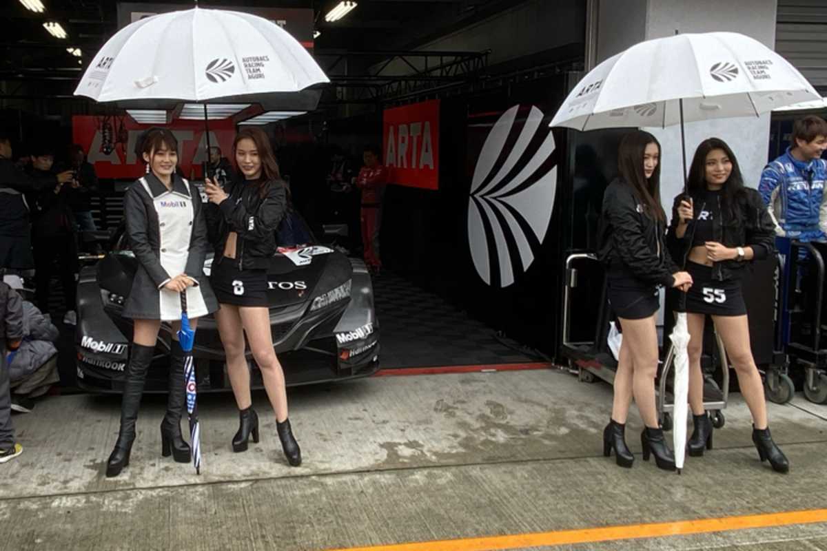 Auch vor den Boxen posieren die Race Queens