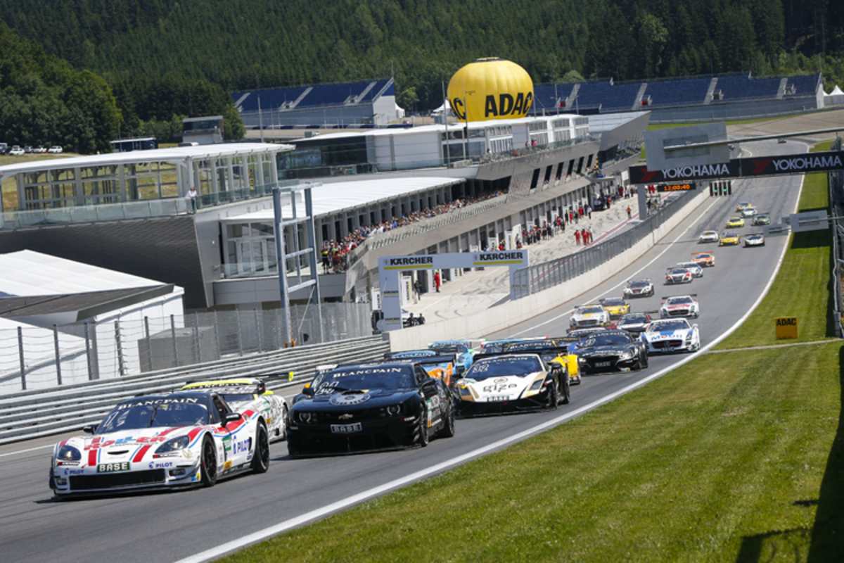 Gavin setzt sich beim Start an die Spitze